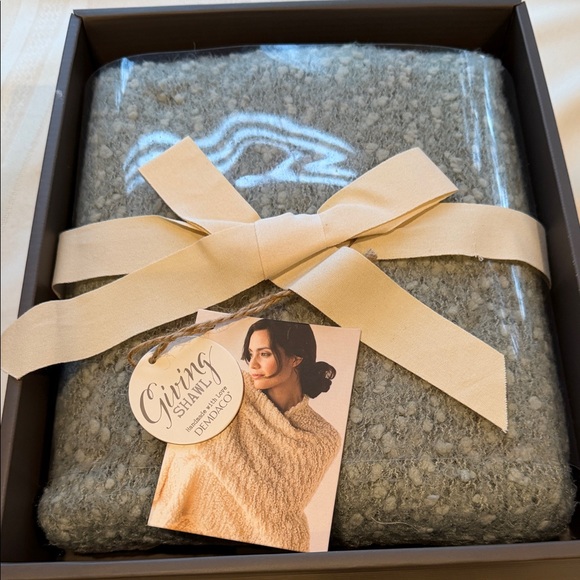 DEMDACO Handmade with Love Giving Shawl With Pockets - Sage. NWT in gift box - Picture 3 of 12